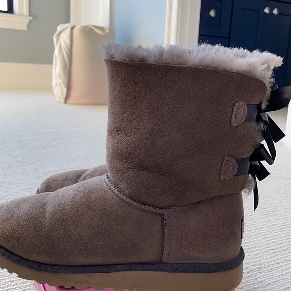 KIDS Ugg Bailey Bow Size 6 (fits women’s 8) - Picture 1 of 4